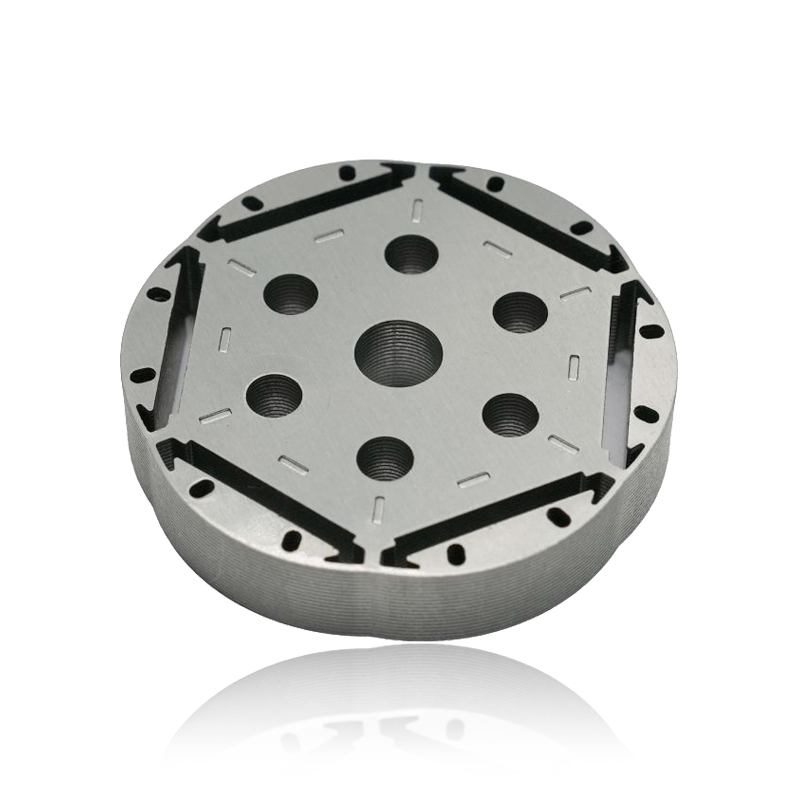 Как конструкция сердечника статора автомобильного двигателя влияет на электромагнитные помехи, излучаемые двигателем?