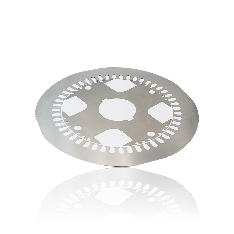 Как толщина пластин в сердечнике статора рельсового двигателя влияет на снижение вихревых токов и общий КПД двигателя?