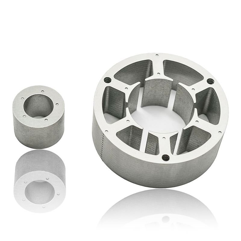 Как статор и сердечник ротора двигателя водяного насоса взаимодействуют с системами охлаждения, такими как корпуса с жидкостным или воздушным охлаждением, для поддержания оптимального температурного баланса во время интенсивной работы?