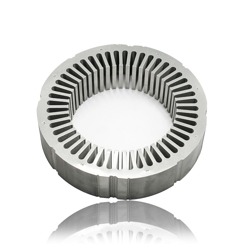 Как геометрия зубцов и пазов статора и сердечника ротора двигателя-генератора влияет на распределение магнитного потока и выходной крутящий момент?