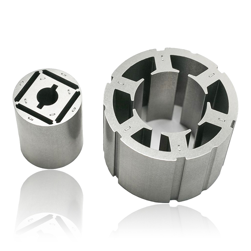 Как толщина пластин в сердечниках статора и ротора автомобильных двигателей влияет на потери на вихревые токи и тепловые характеристики?