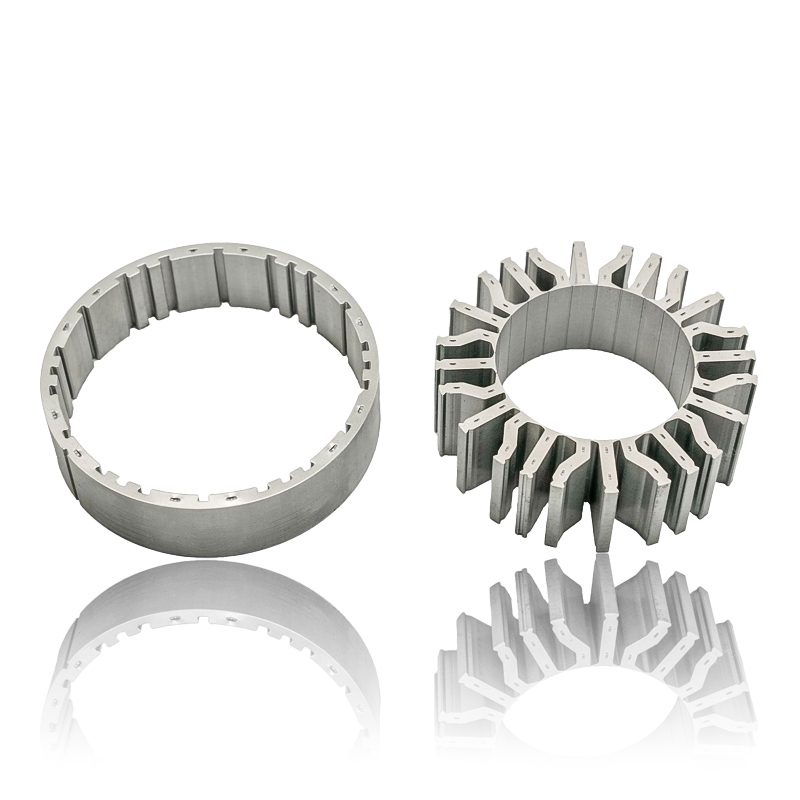 Как обмотки статора серводвигателя взаимодействуют с сердечником ротора и какое влияние они оказывают на производительность и эффективность двигателя?