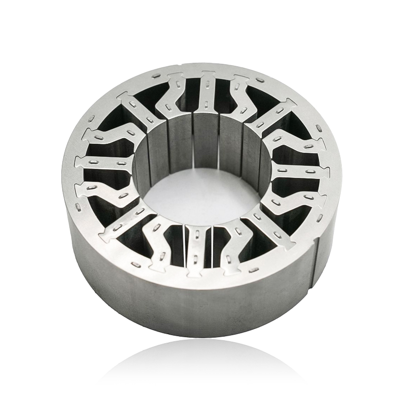 Как толщина ламината и метод укладки в сердечнике ротора приводного двигателя электромобиля влияют на эффективность и управление температурным режимом?